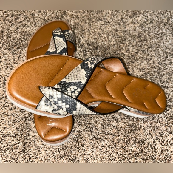 Franco Sarto Darius Reptile Flip Flop - Slide - Wedge - Sz 8.5 - Picture 1 of 6